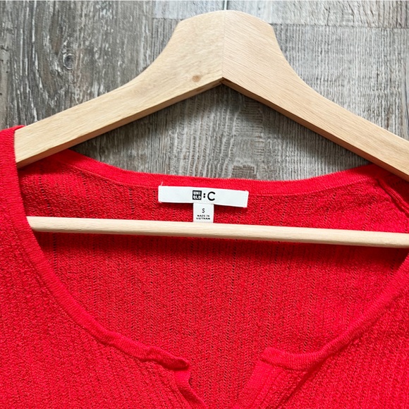 Uniqlo Cropped Lightweight V-neck Short Sleeve Top in Red - Picture 6 of 6